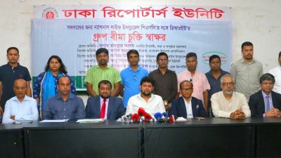 ন্যাশনাল লাইফ ইনস্যুরেন্স পিএলসির সঙ্গে গ্রুপ বিমা চুক্তি স্বাক্ষর অনুষ্ঠানে তথ্য ও সম্প্রচার মন্ত্রণালয়ের উপদেষ্টা মাহফুজ আলম/বাংলা ট্রিবিউন
