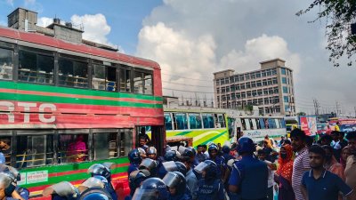 পৌনে এক ঘণ্টা মহাসড়ক অবরোধ করে রাখেন বিক্ষুব্ধ শ্রমিকরা