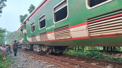 কুড়িগ্রাম এক্সপ্রেসের পাওয়ার কারের একটি বগি লাইনচ্যুত হয়
