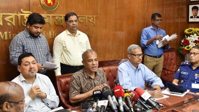 ব্রিফিংয়ে স্বরাষ্ট্র উপদেষ্টা মো. জাহাঙ্গীর আলম চৌধুরী
