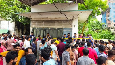 বগুড়া শহরের শতাব্দী ফিলিং স্টেশনের অফিস কক্ষে ক্যাশিয়ারকে ছুরিকাঘাতে হত্যা, খবর পেয়ে স্থানীয় লোকজনের ভিড়