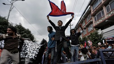 বিক্ষুব্ধ তরুণ-তরুণীরা কারফিউ ভেঙে পার্লামেন্ট এলাকার সুরক্ষিত অঞ্চলে ঢুকে পড়ে। ছবি: রয়টার্স