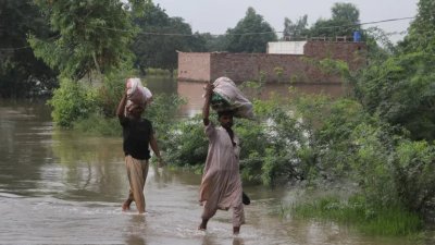 ব্যাপক বজ্রবৃষ্টি ও ঝড়ো হাওয়ার পূর্বাভাসও দেওয়া হয়েছে। ছবি: রয়টার্স