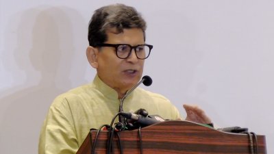 সেমিনারে বক্তব্য রাখছেন হোসেন জিল্লুর রহমান