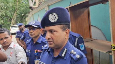 নুরাল পাগলার বাড়ি ও দরবার পরিদর্শন করেন পুলিশের ঢাকা রেঞ্জের অতিরিক্ত ডিআইজি মো. সিদ্দিকুর রহমান