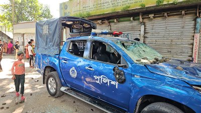 ভাঙচুর করা পুলিশের গাড়ি