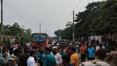 শিক্ষার্থীদের সড়ক অবরোধ