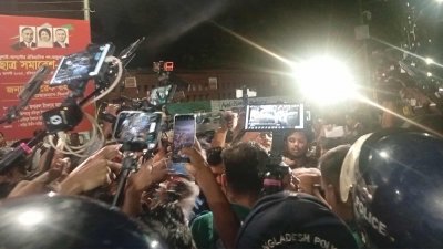 রাতে ক্যাম্পাসে ছাত্রদল ও শিবিরকর্মীদের ভিড়