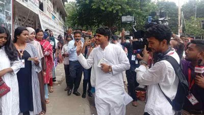 ভোট কেন্দ্রে আবিদুল ইসলাম খান