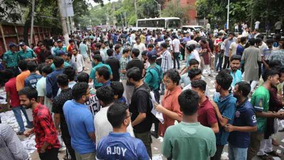 উৎসবমুখর পরিবেশে চলছে ভোটগ্রহণ