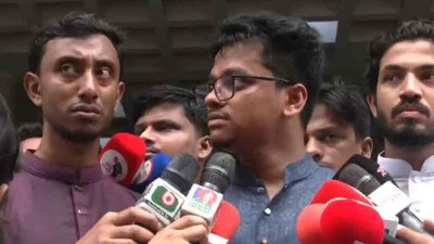 সাংবাদিকদের সঙ্গে কথা বলছেন এস এম ফরহাদ