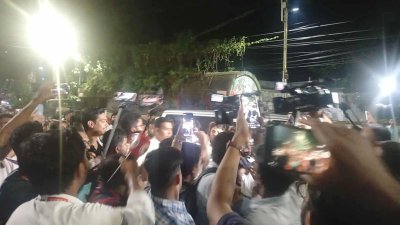 এ সময় ছাত্রদল নেতাকর্মীরা প্রশাসন ও জামায়াত-শিবিরের বিরুদ্ধে নানা স্লোগান দেন।