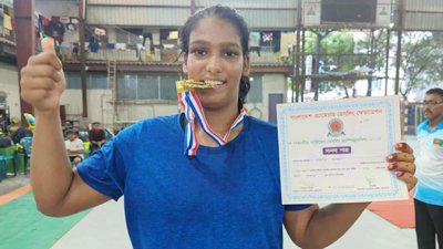 সোনার পদক ও সনদপত্র হাতে জেমি আক্তার