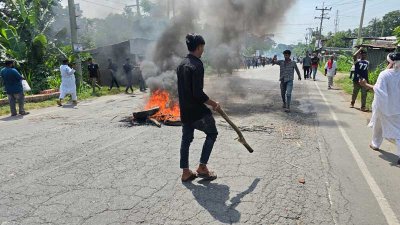 টায়ার জ্বালিয়ে এবং গাছ ফেলে সড়কের বিভিন্ন স্থানে অবস্থান করেন স্থানীয় জনতা