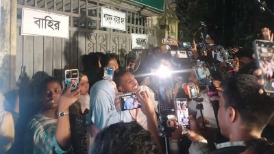 এক পর্যায়ে সেখান থেকে স্লোগান দিতে দিতে সেখান থেকে বের হয়ে যান ছাত্রদল নেতাকর্মীরা