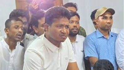 এ সময় ছাত্রদলের ঢাকা বিশ্ববিদ্যালয় শাখার সভাপতিকে টেবিলে চাপড় দিয়ে উপাচার্যকে ধমকাতে দেখা গেছে