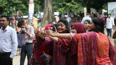 ভোট দিয়ে বের হয়ে শিক্ষার্থীদের উচ্ছ্বাস (ছবি: নাসিরুল ইসলাম)