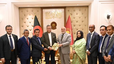 রাষ্ট্রপতির কাছে প্রতিবেদন হস্তান্তর করছেন  বাংলাদেশ জুডিশিয়াল সার্ভিস কমিশনের চেয়ারম্যান