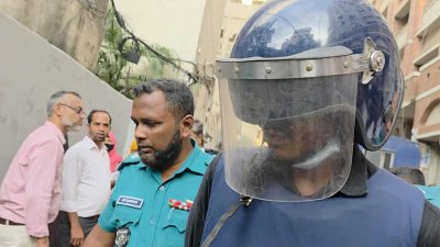 আদালত চত্বরে ভুয়া সাংবাদিক জাহিদুল ইসলাম জাহিদ