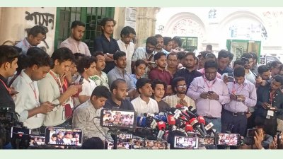 সংবাদ সম্মেলনে বক্তব্য রাখছেন ছাত্রদল সমর্থিত ভিপি প্রার্থী আবিদুল ইসলাম খানসহ অন্যান্যরা