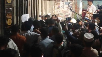 ফটকের অপর প্রান্তে শিক্ষকরা এবং বাইরের দিকে ছাত্রদলের কয়েকশ নেতাকর্মী