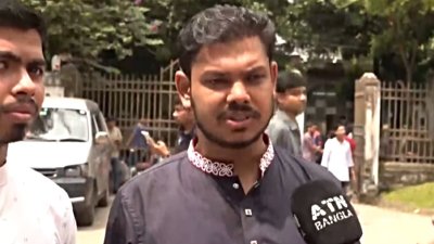সাংবাদিকদের সঙ্গে কথা বলছেন বিন ইয়ামিন মোল্লা