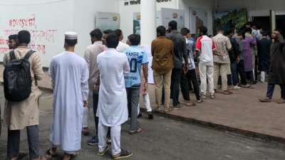 ভোটকেন্দ্রে ভোটারদের লাইন