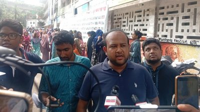 সাংবাদিকদের সঙ্গে কথা বলছেন তানভীর বারী হামিম