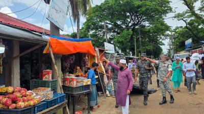 অবৈধভাবে রাস্তার ওপর গড়ে ওঠা ৪০টি দোকানপাট উচ্ছেদ করা হয়েছে