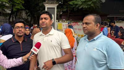 সাংবাদিকদের সঙ্গে কথা বলছেন ছাত্রদলের সাধারণ সম্পাদক নাছির উদ্দীন নাছির