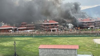 নেপালে মন্ত্রীদের বাসভবনে আগুন। ছবি: দ্য কাঠমান্ডু পোস্ট।