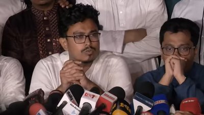 সন্ধ্যায় ঢাকা বিশ্ববিদ্যালয়ের সিনেট ভবনের সামনে আয়োজিত জরুরি সংবাদ সম্মেলনে সাদেক কায়েম/বাংলা ট্রিবিউন