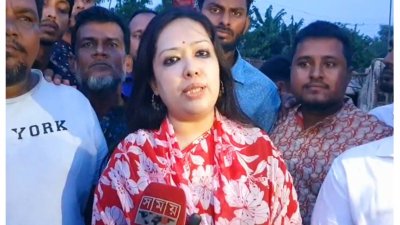 ব্রাহ্মণবাড়িয়ায় সাংবাদিকদের সঙ্গে কথা বলছেন ব্যারিস্টার রুমিন ফারহানা
