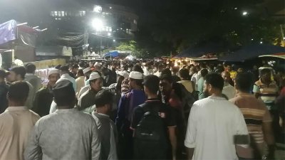 ছাত্রদল, যুবদলসহ বিএনপি এবং জামায়াত-শিবিরের নেতাকর্মীদের ক্যাম্পাসসংলগ্ন এলাকায় অবস্থান/বাংলা ট্রিবিউন