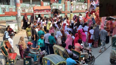 ছাত্রীদের যৌন হয়রানির অভিযোগে রাজশাহীর শহীদ নজমুল হক বালিকা উচ্চবিদ্যালয়ের এক সহকারী শিক্ষককে বরখাস্তের দাবিতে আবারও বিক্ষোভ করেছেন শিক্ষার্থী-অভিভাবকরা