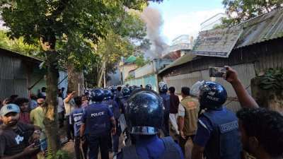 ঘটনাস্থলে পুলিশ ও অন্যরা