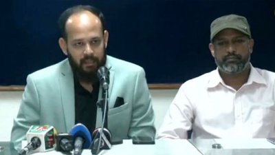 সংবাদ সম্মেলনে পদত্যাগের ঘোষণা দিচ্ছেন তারা