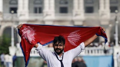 নেপালের পতাকা হাতে এক আন্দোলনকারী। ছবি: রয়টার্স