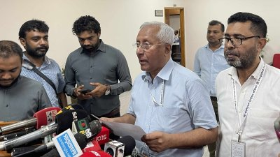 ইসির সিনিয়র সচিব আখতার আহমেদ ভোটকেন্দ্রের খসড়া সংখ্যা প্রকাশ করেন