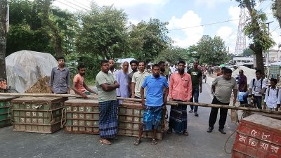 রাস্তা আটকে দেওয়ায় যান চলাচল বন্ধ রয়েছে