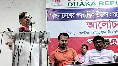 কথা বলছেন মাহমুদুর রহমান মান্না