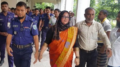 সাবেক ডিসি সুলতানাকে আদালত থেকে কারাগারে নেওয়া হয়