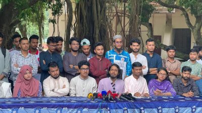 বুধবার দুপুরে রাকসু ভবনের সামনে রাকসু নির্বাচনে সাবেক তিন সমন্বয়কের নেতৃত্বে ‘আধিপত্যবিরোধী ঐক্য’ প্যানেল ঘোষণা
