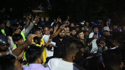 সেনা সদর দফতরে বিক্ষোভ। ছবি: খবর হাব