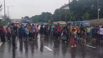 কুড়িলে ঢাকা-ময়মনসিংহ মহাসড়ক অবরোধ করেন পোশাক শ্রমিকরা