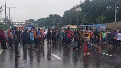 কুড়িলে পোশাক শ্রমিকদের সড়ক অবরোধ,