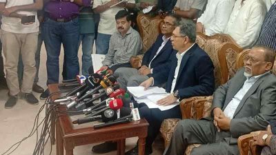 সাংবাদিকদের সঙ্গে কথা বলছেন সালাহ উদ্দিন আহমেদ