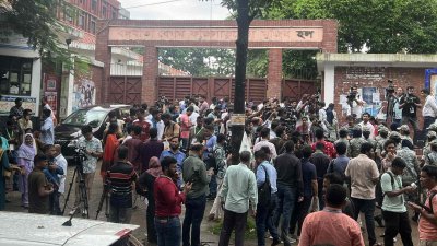 বঙ্গমাতা হলের বাইরে সাংবাদিকদের অপেক্ষা