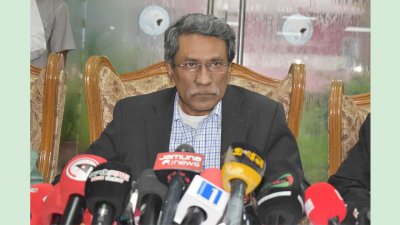 সাংবাদিকদের সঙ্গে কথা বলছেন জাতীয় ঐকমত্য কমিশনের সহ-সভাপতি অধ্যাপক আলী রীয়াজ