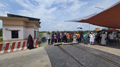 ভাঙ্গা উপজেলার কৈডুবি সদরদি এলাকায় রেলপথের ৮১নং গেটে গাছের গুঁড়ি ফেলে বিক্ষোভ করছেন আলগী ইউনিয়নবাসী